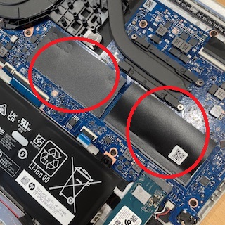 Slika matične plošče, kjer se vidita 2 reži za pomnilnik